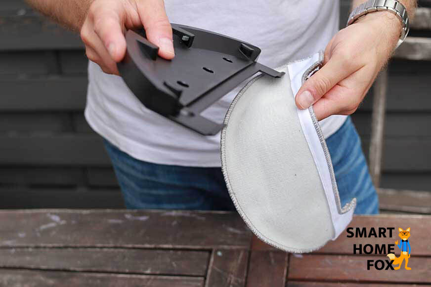 Wischmopp des Proscenic M8 PRO wird an der Wischplatte befestigt